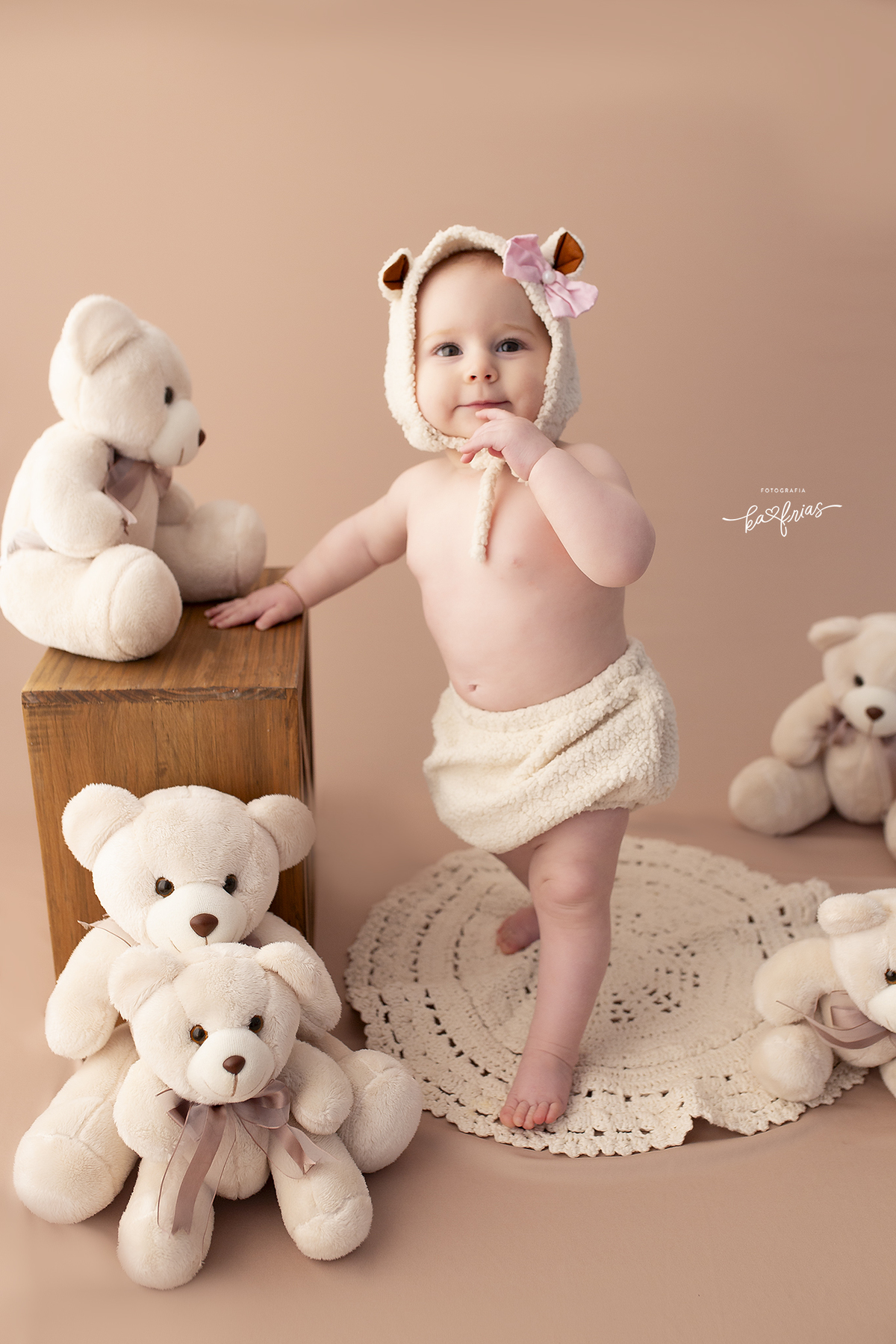 a bebe esta de pé no ensaio mensal