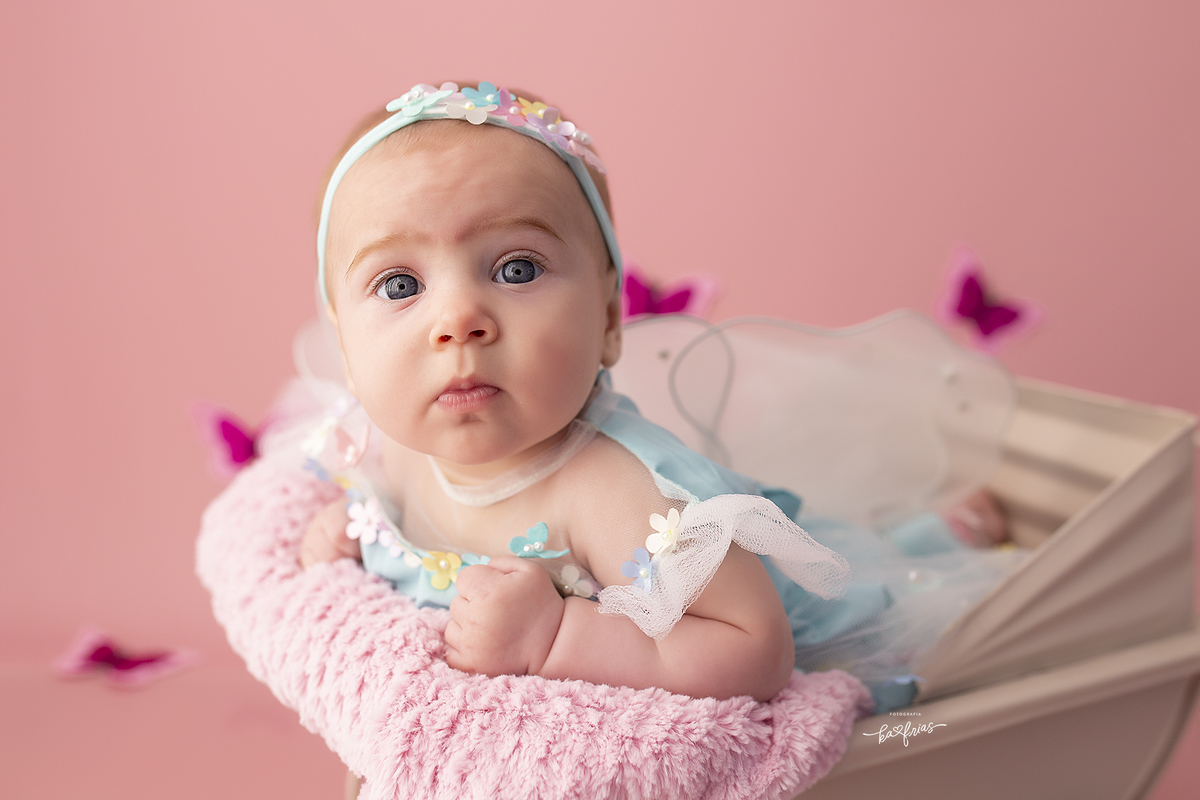 a bebe sorri para a fotografa de caxias do sul