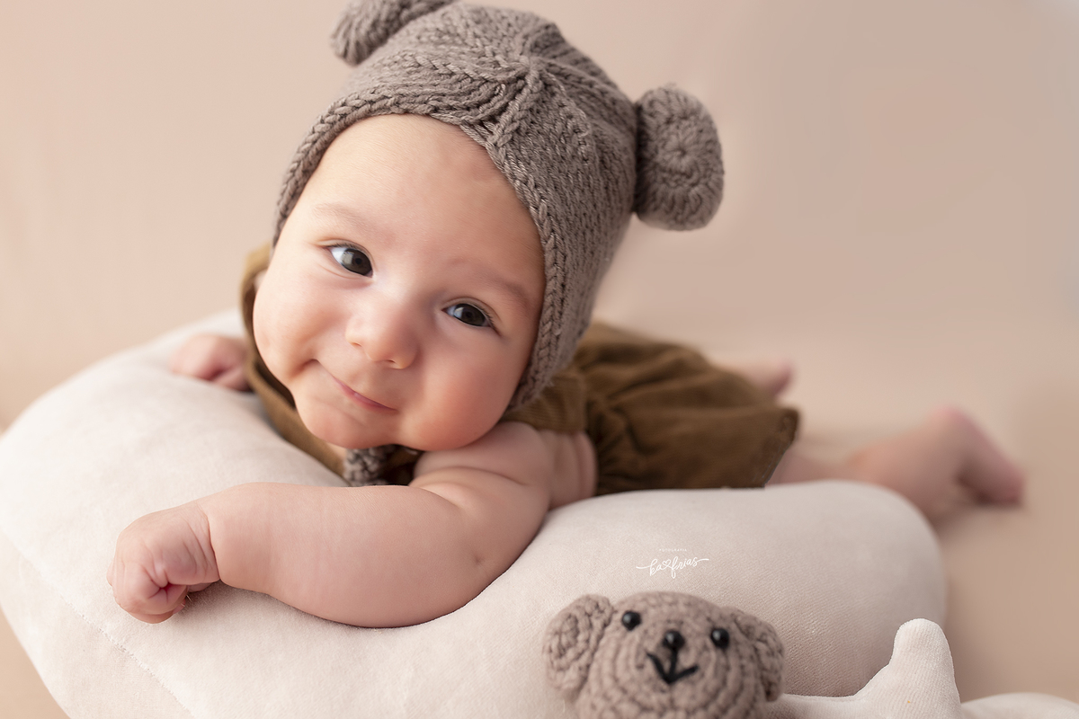 a criança olha para a fotografa de bebes de caxias do sul, ka frias