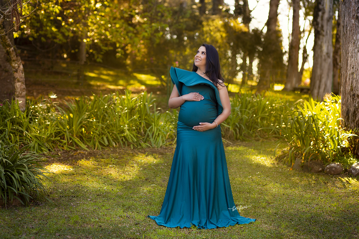 a gestante olha para o horizonte no ensaio externo