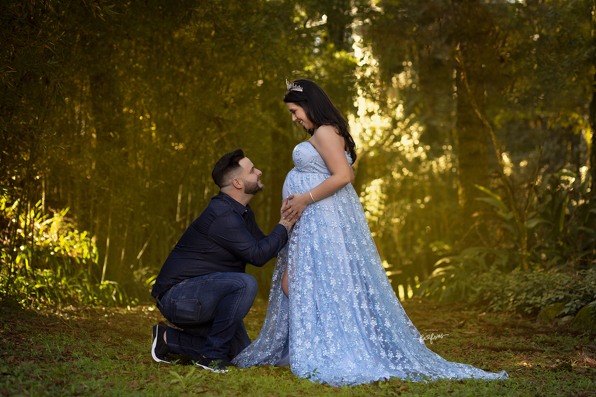 os pais se olham no ensaio externo de gestante