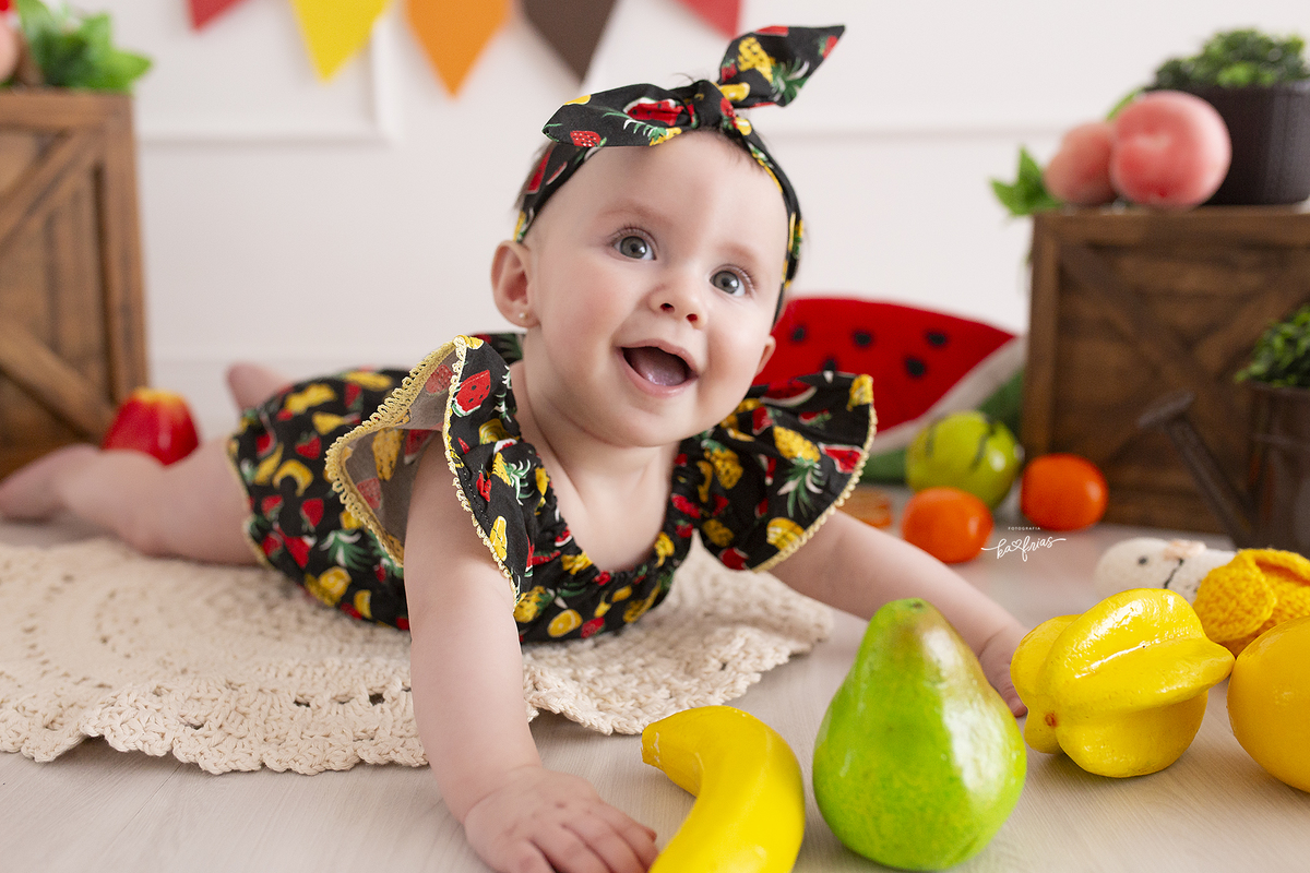 a menina sorri no ensaio de mesversario