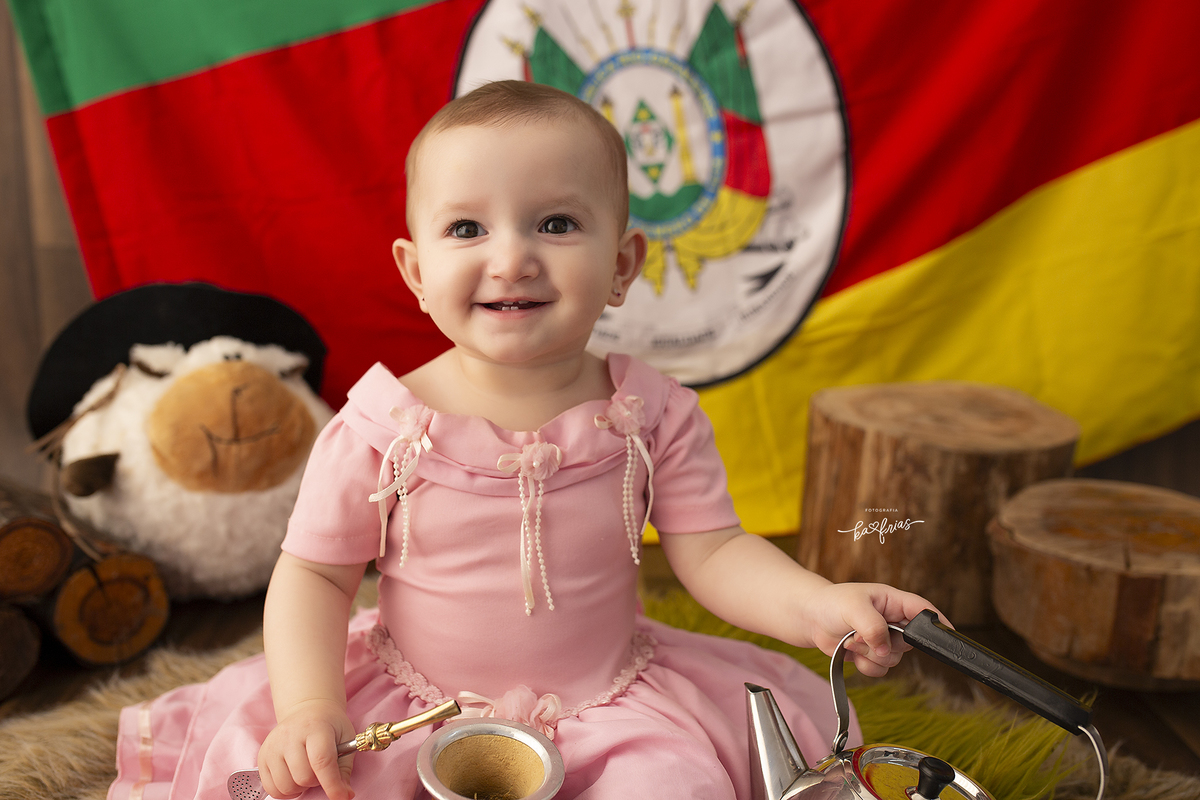 a menina esta vestida de prenda para as fotos mensais