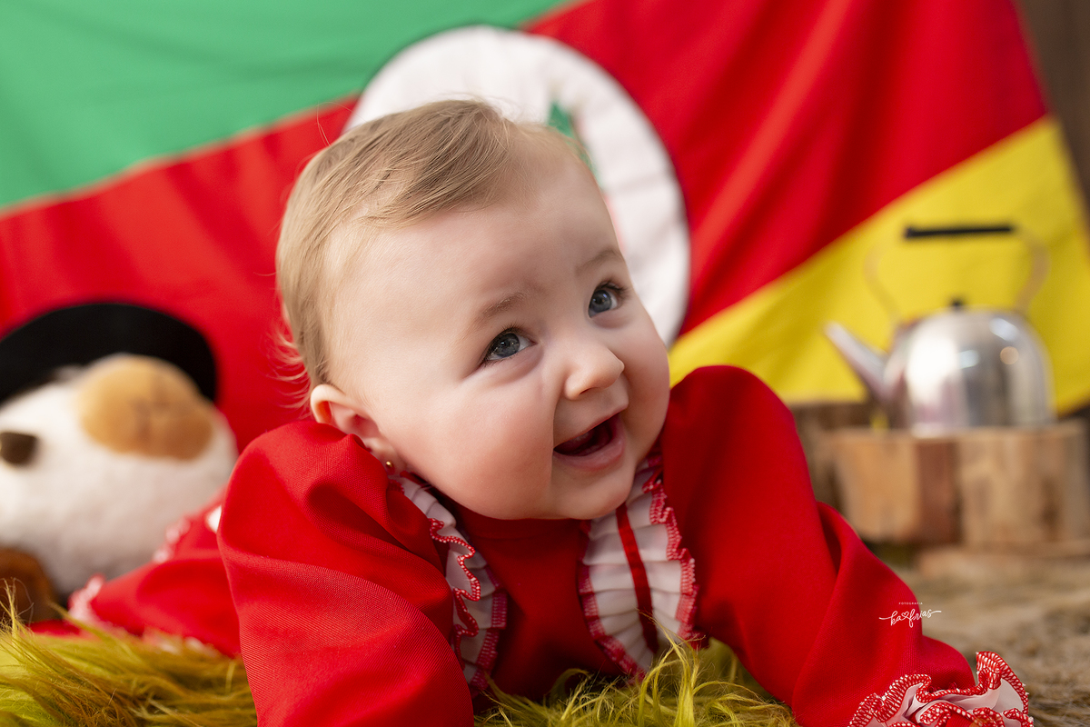 a bebe esta vestida de prenda para as fotos mensais