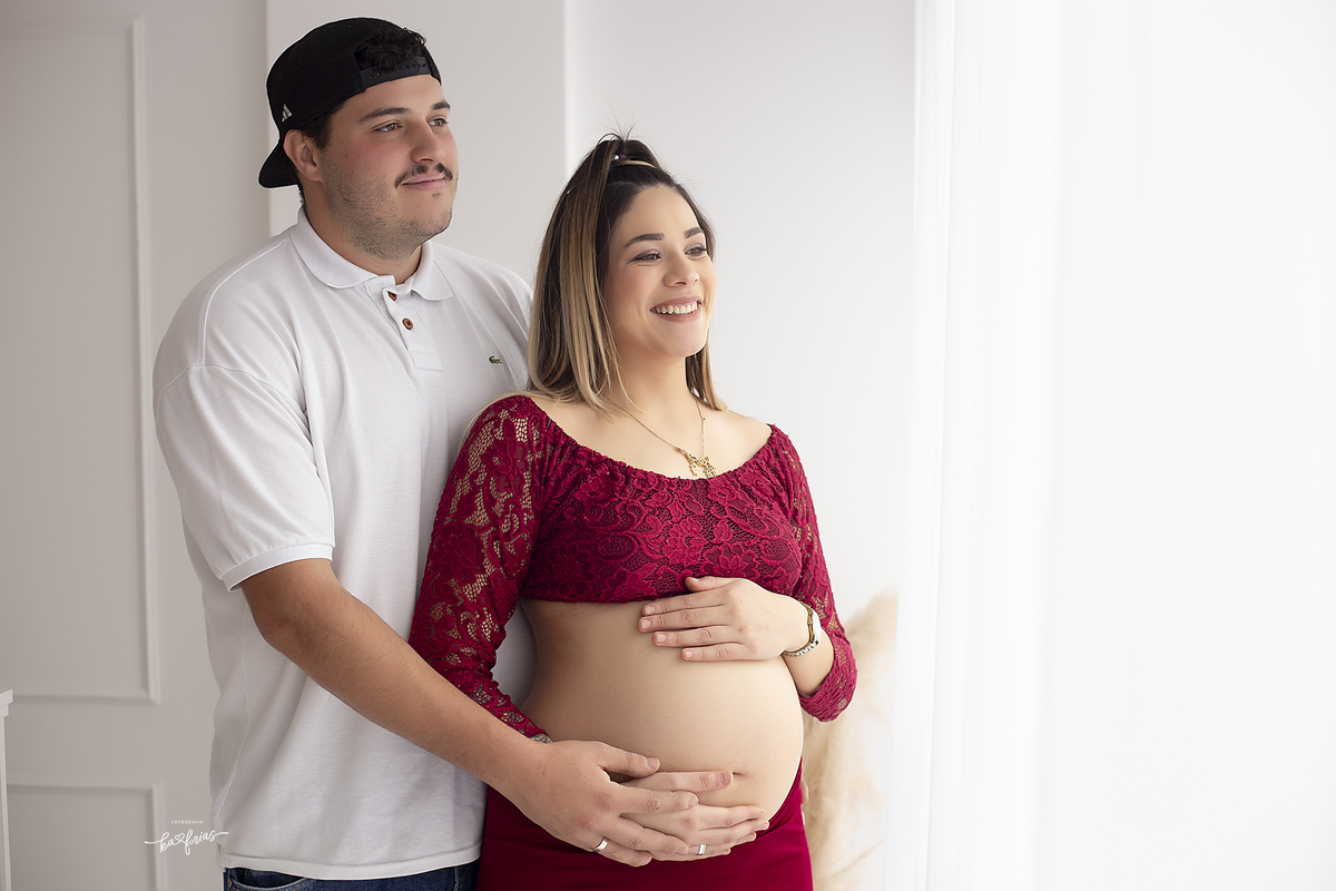 os pais olham pela janela no ensaio de gestante