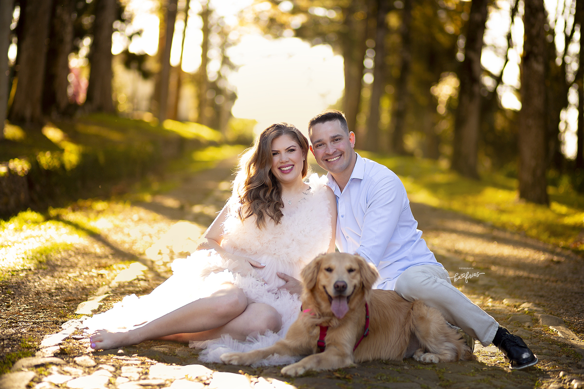 os modelos sorriem para a fotografa de gestante de caxias do sul, ka frias