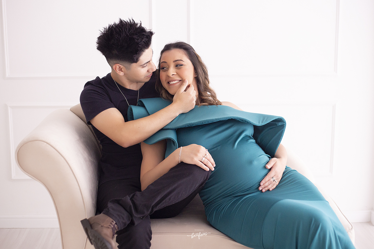os modelos sorriem para a fotografa de gestante de caxias do sul, ka frias