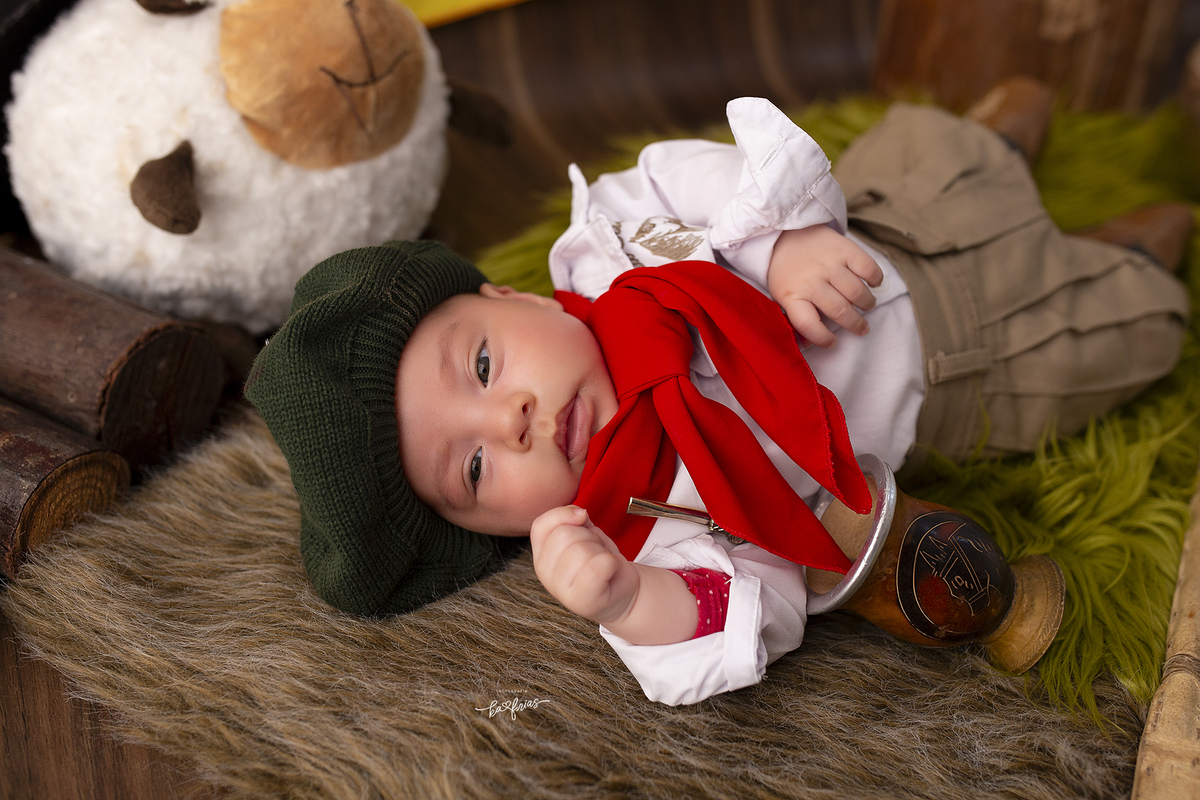 o bebe olha para a fotografa de bebes de caxias do sul, ka frias