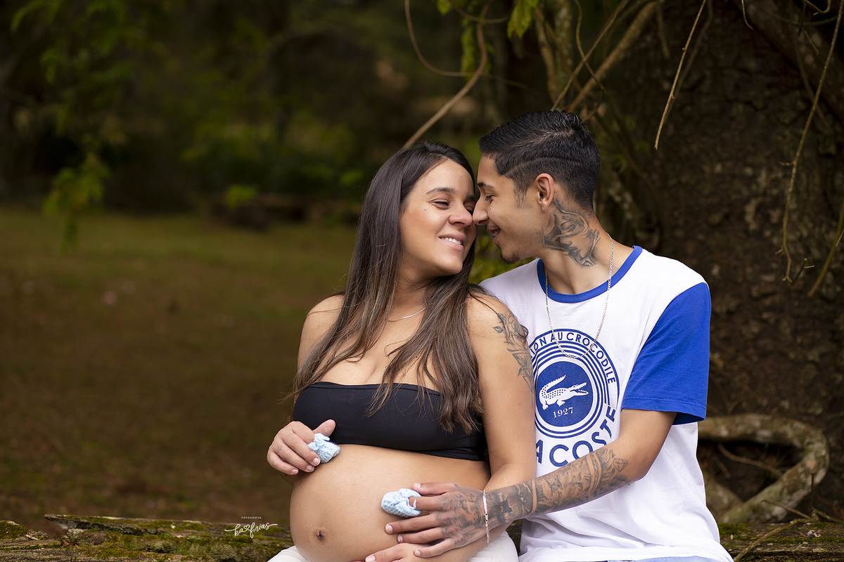 os pais se olham na sessão de gestante externa