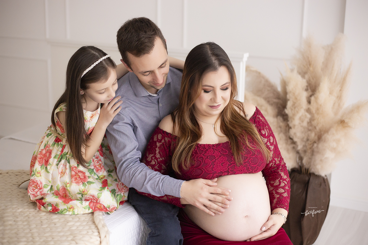 os modelos olham para a barriga no ensaio de gestante