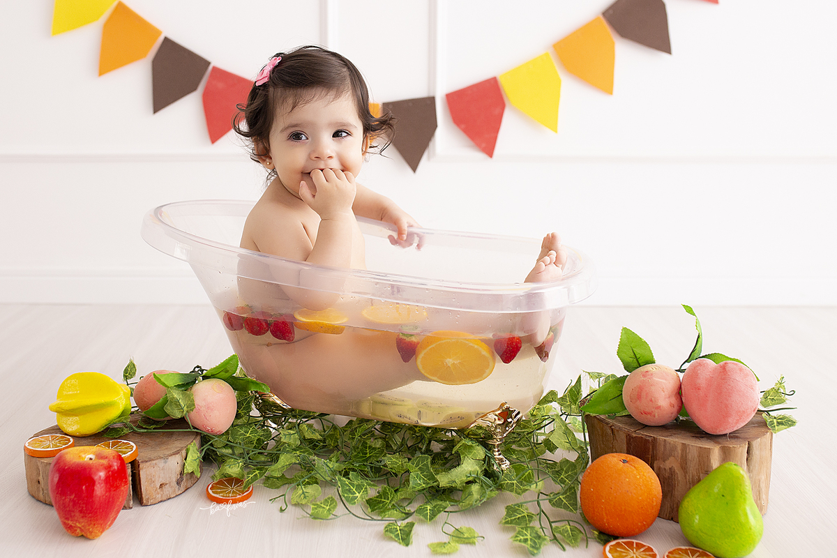 a menina brinca no ensaio da banheira