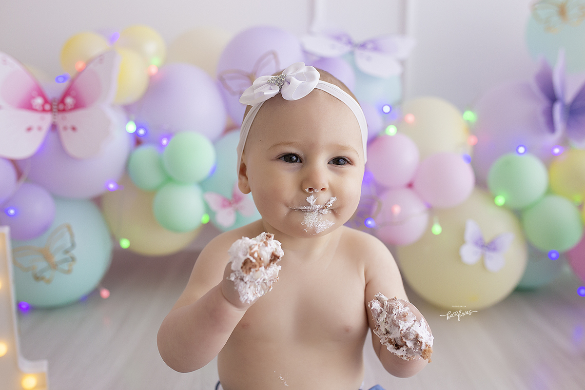 a bebe se lambuza  com o bolo no ensaio smash