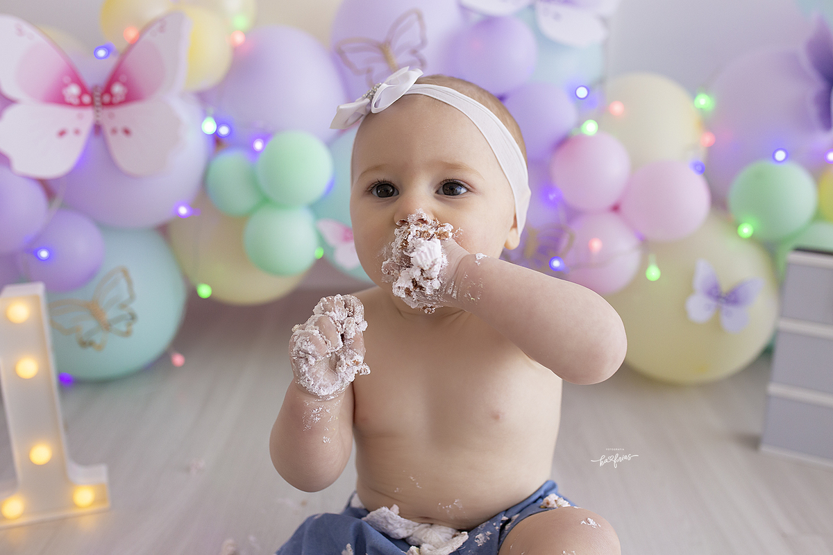 a bebe come o bolo na sessão de fotos