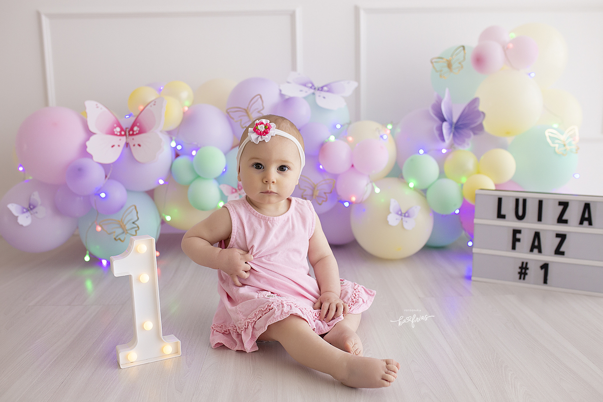 a menina olha para a fotografa de bebes de caxias do sul, ka frias