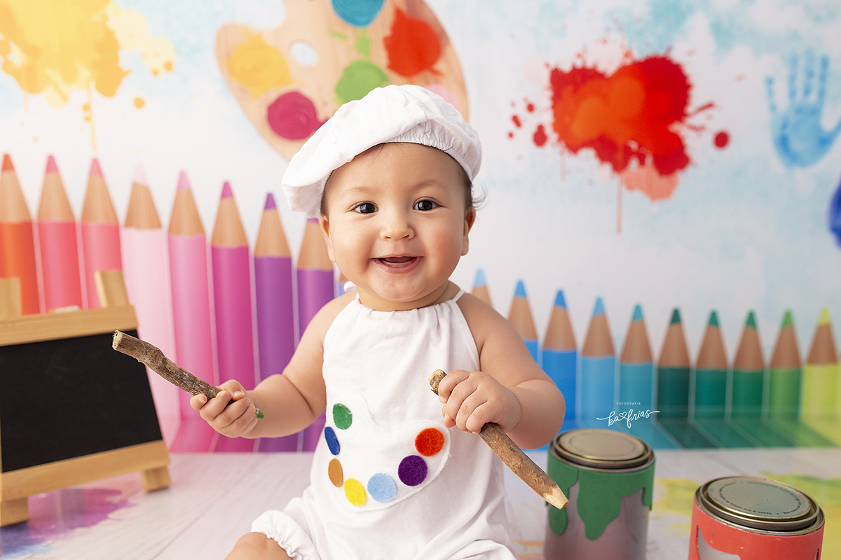 o bebe sorri no ensaio de aquarela
