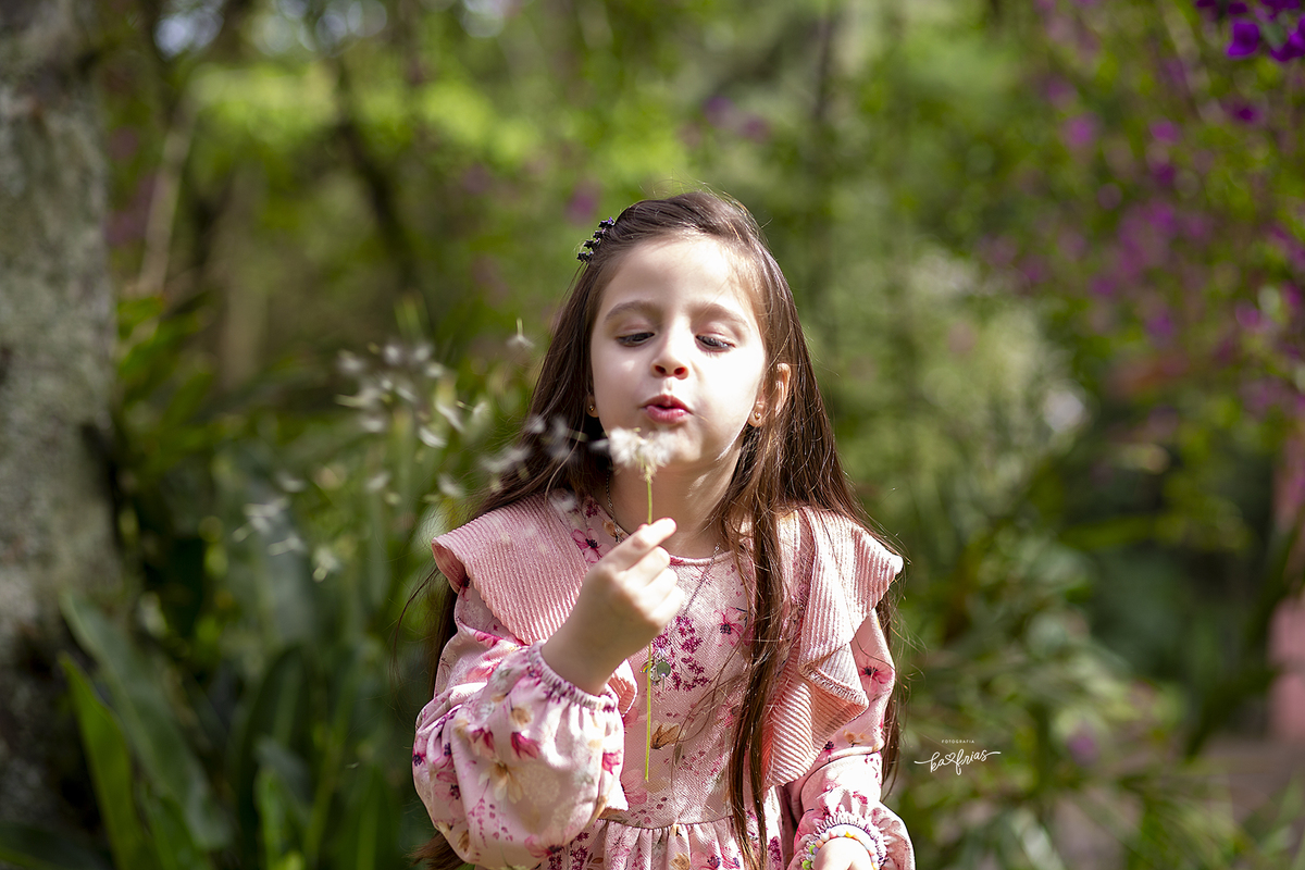 a menina assopra a flor no ensaio externo
