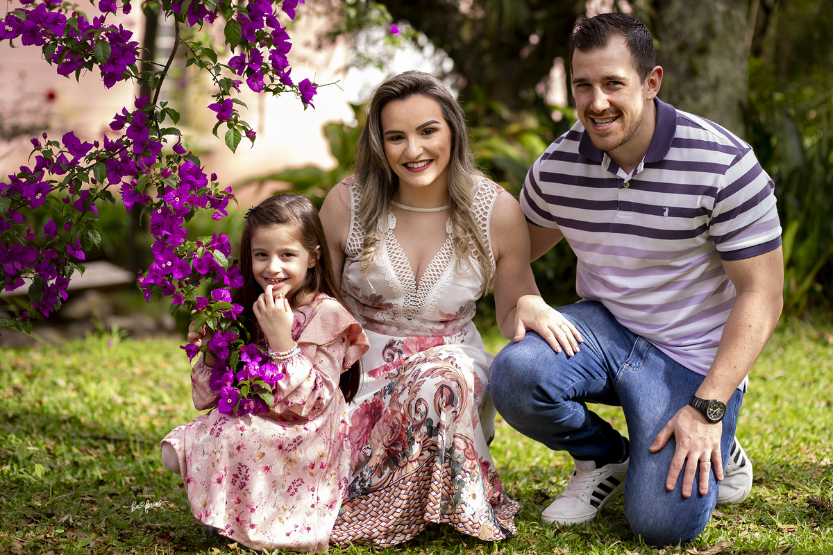a familia posa para a fotografa de caxias do sul, ka frias