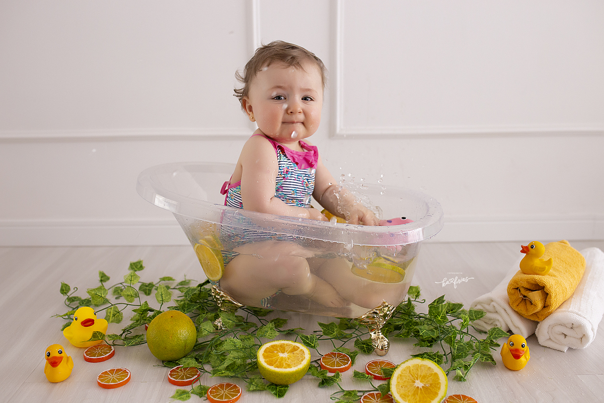 a bebe brinca na agua no acompanhamento mensal