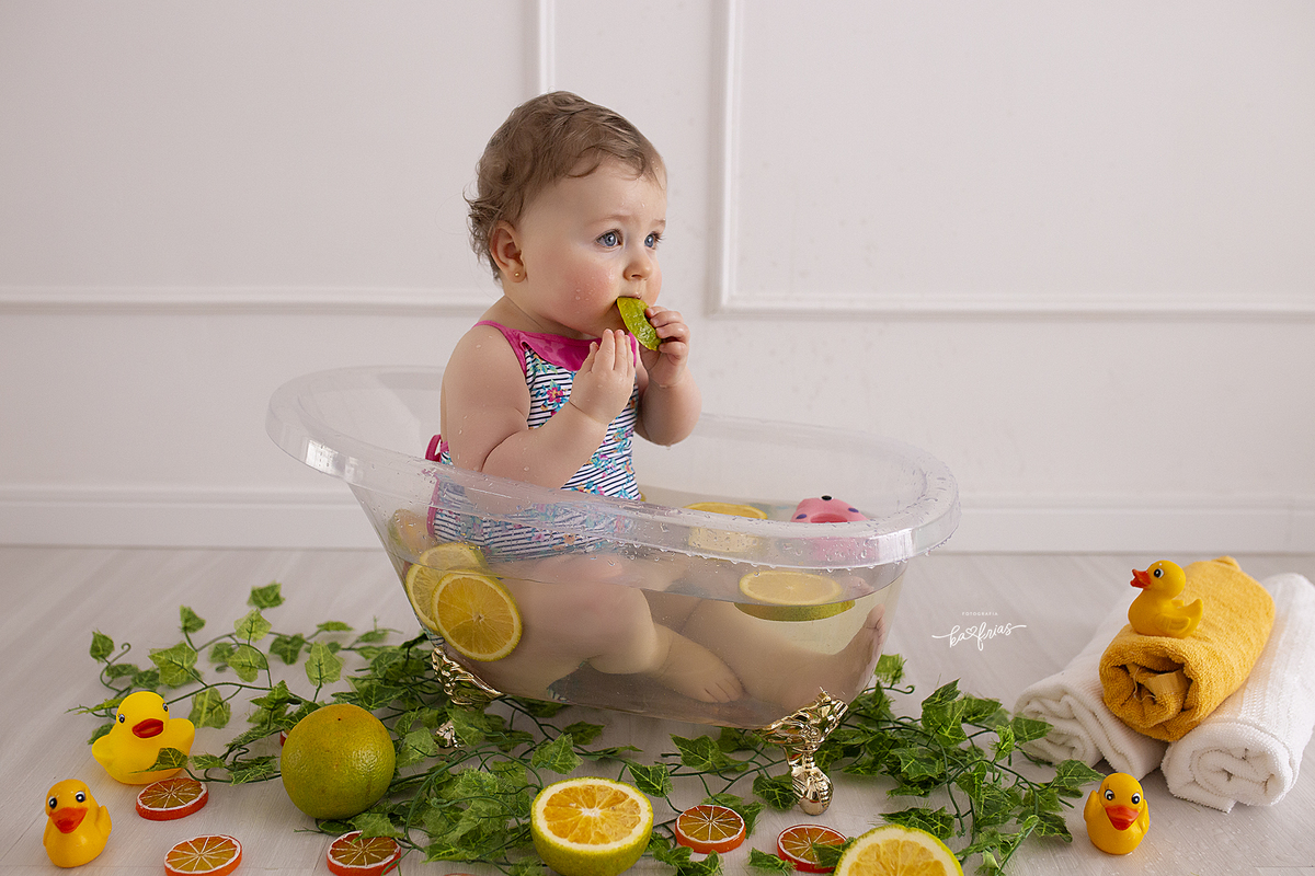 na sessão infantil a bebe come a laranja