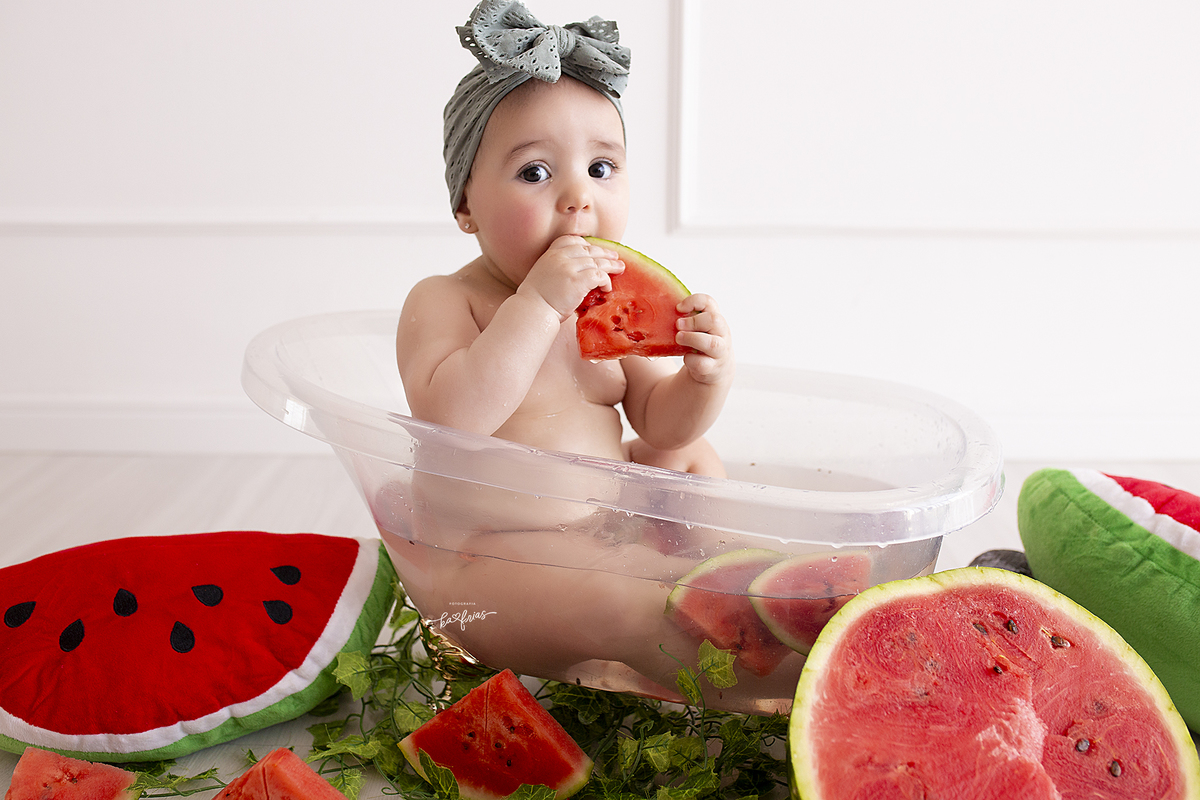 a menina come melancia na sessão de fotos