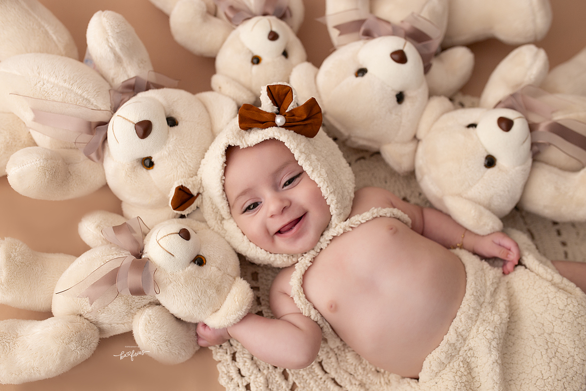 a menina sorri para a fotografa de bebes de caxias do sul-rs