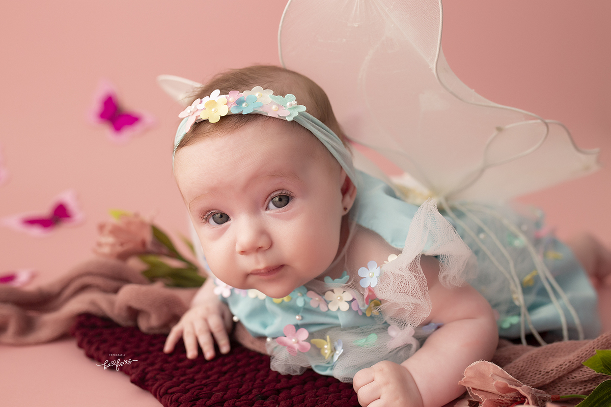 a menina olha para a fotografa de bebes de caxias do sul, ka frias