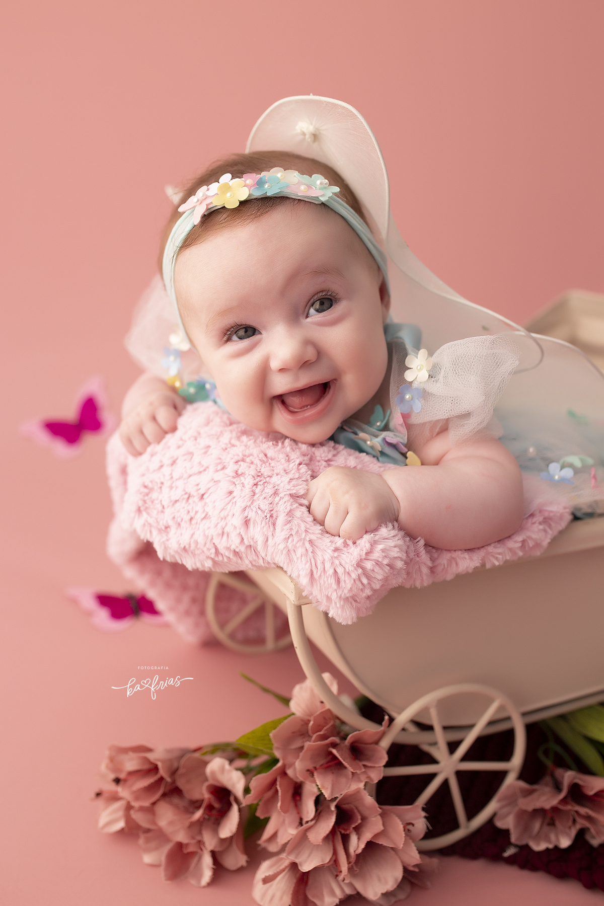 a menina sorri nas fotos mensais em caxias do sul-rs