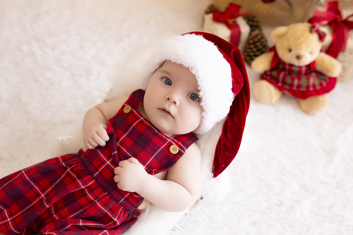 o menino fez a sessão de fotos de natal