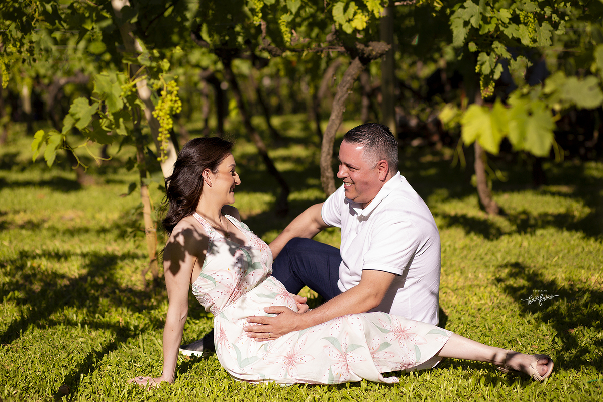 os pais se olham na sessão de fotos