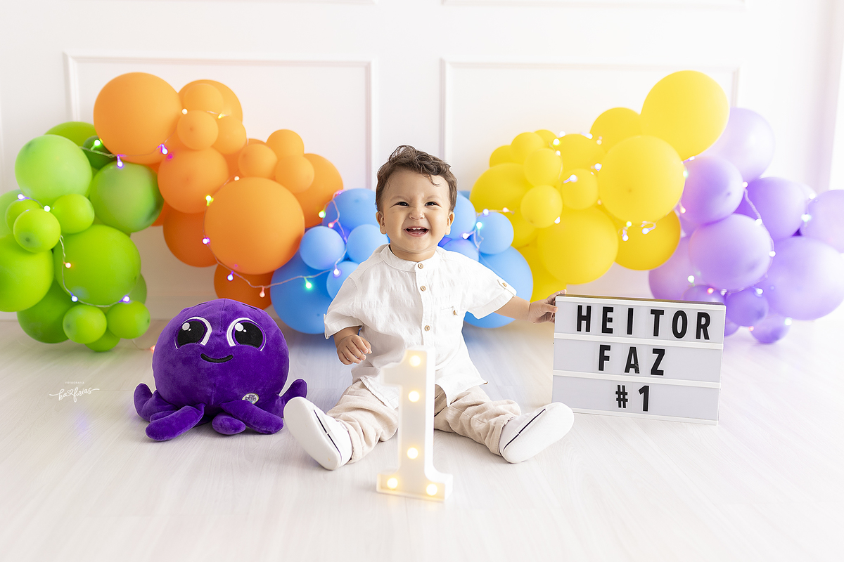 o menino sorri para a fotografa de bebes de caxias do sul, ka frias