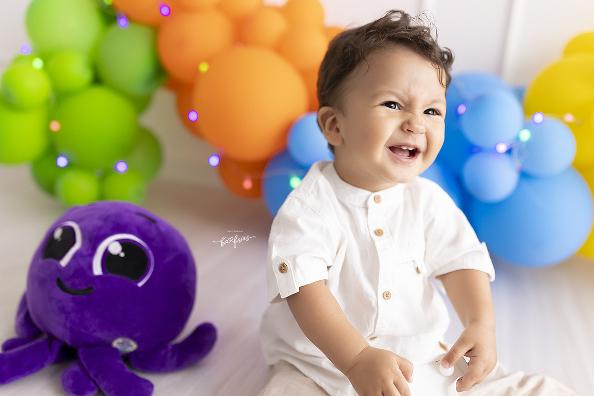 a criança sorri no ensaio smash