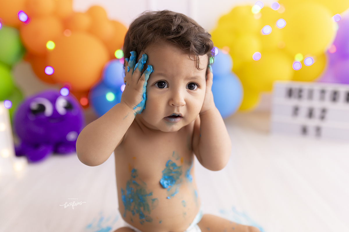 o menino se lambuza no ensaio com bolo