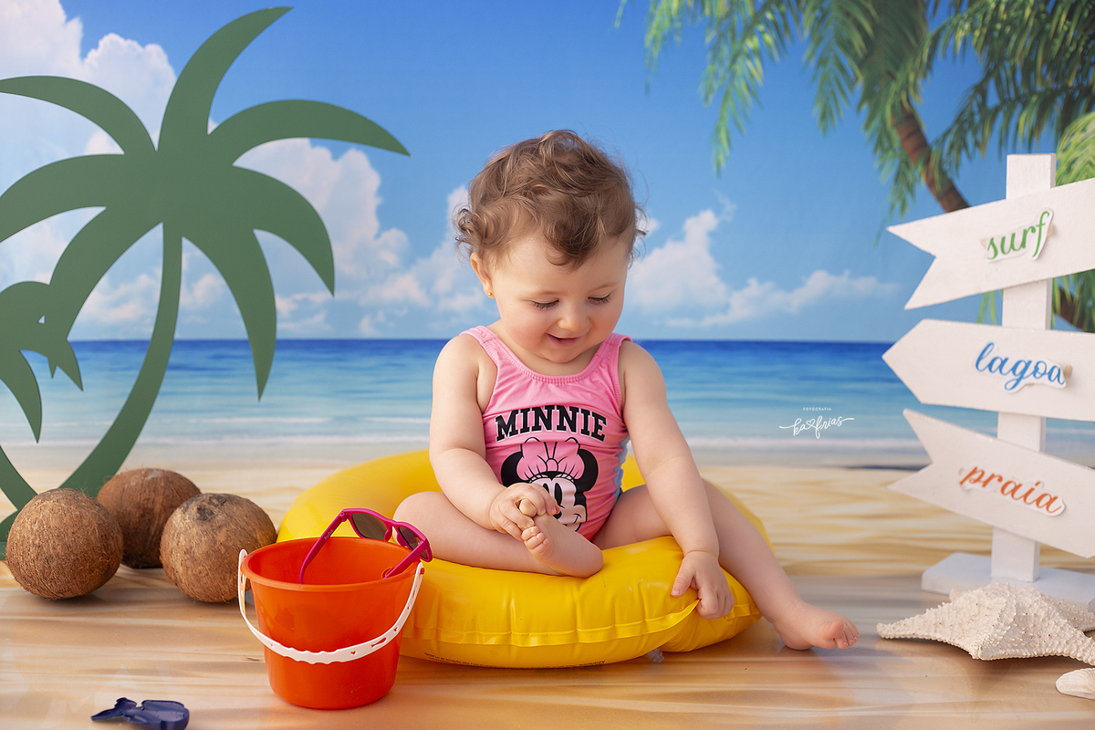 a bebe brinca nas fotos mensais