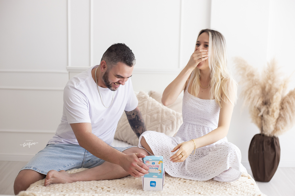 os pais se emocionam no ensaio de revelação