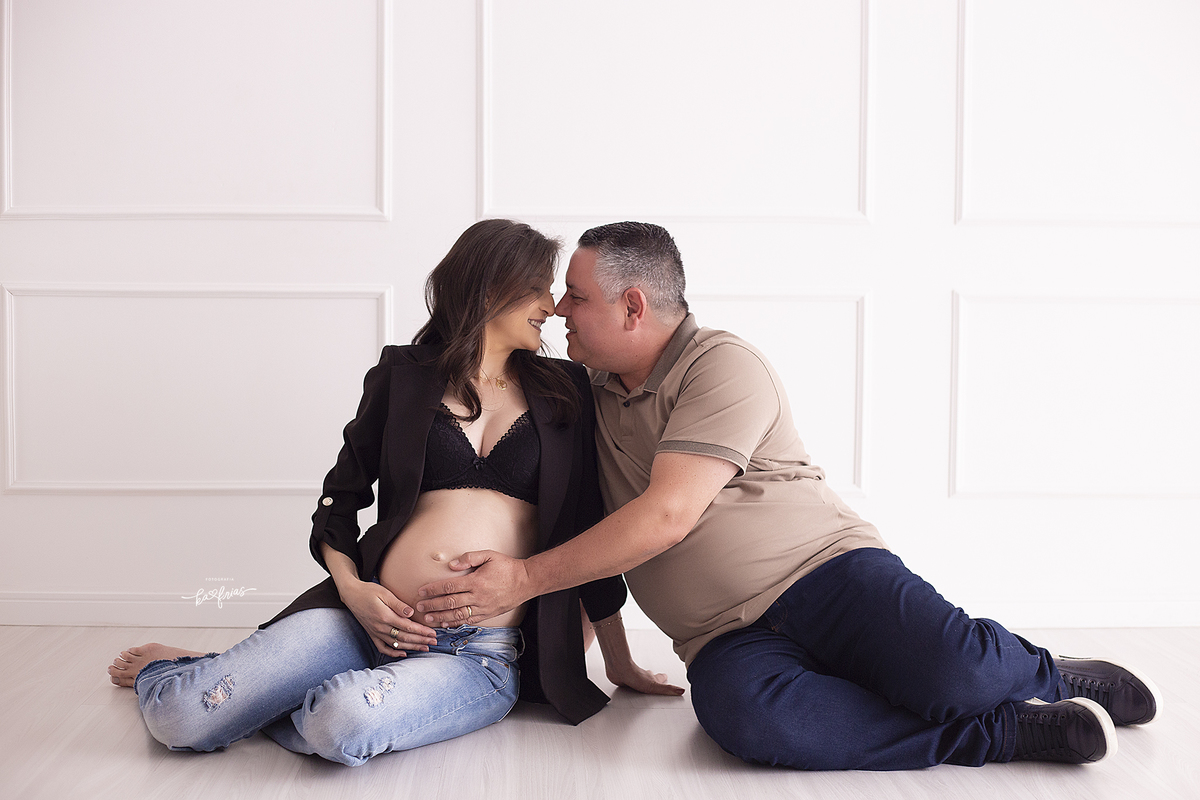 os pais brincam durante sessão de fotos de gestante