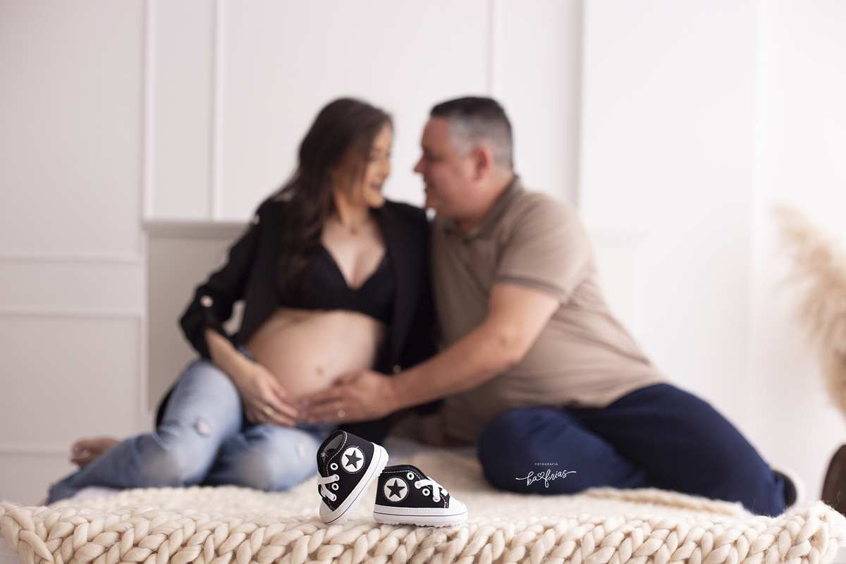 a fotografa ka frias de caxias do sul, registra o ensaio de gestante em estudio
