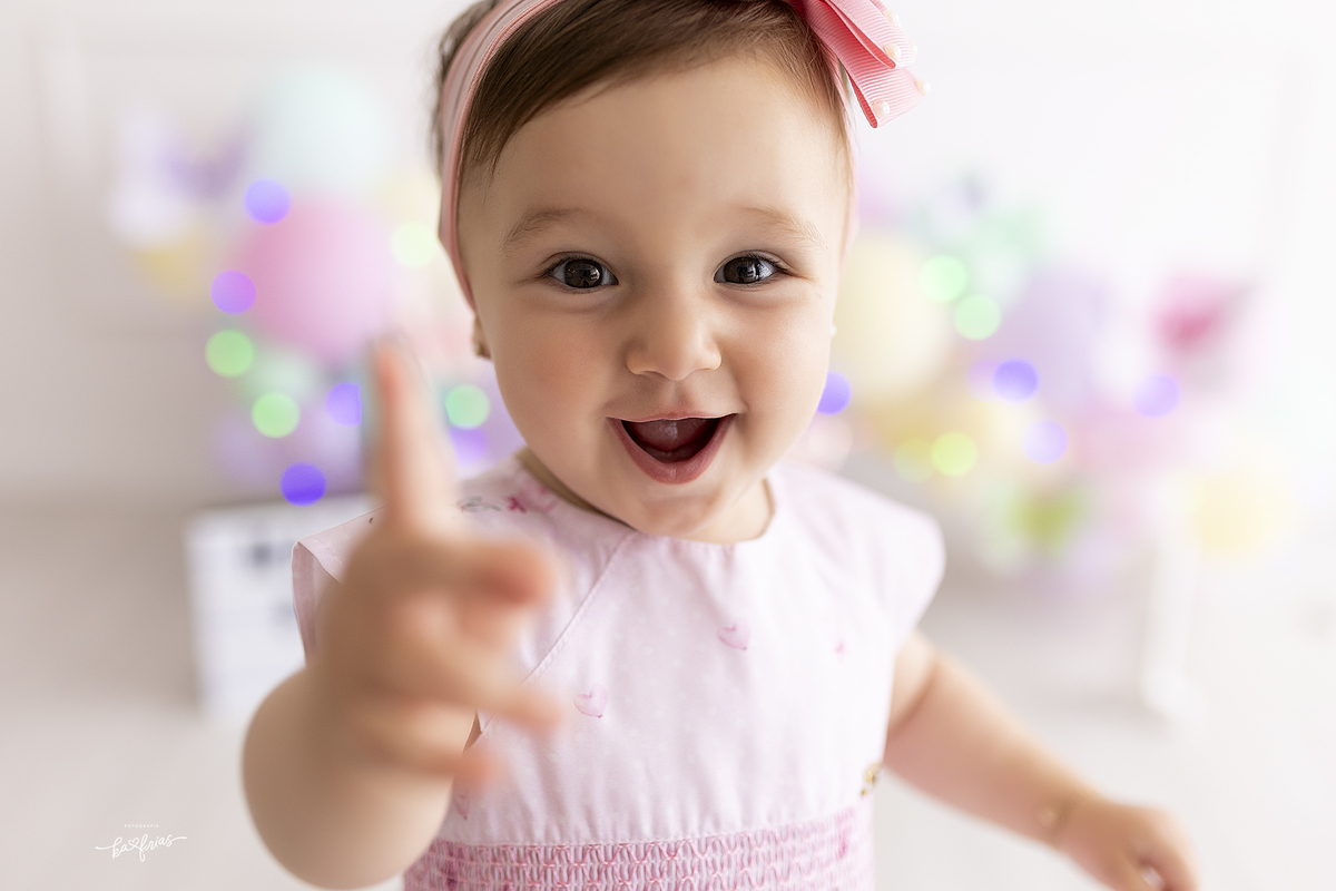 a menina faz um aninho com o dedo