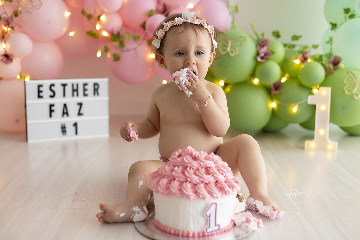 a bebe se lambuza com o bolo