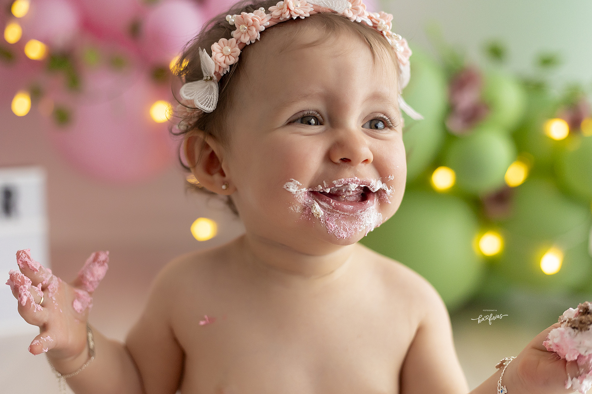 a menina sorri para a fotografa de bebes de caxias do sul-rs