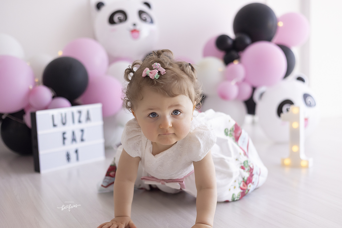a menina olha para a fotografa de bebes de caxias do sul, ka frias