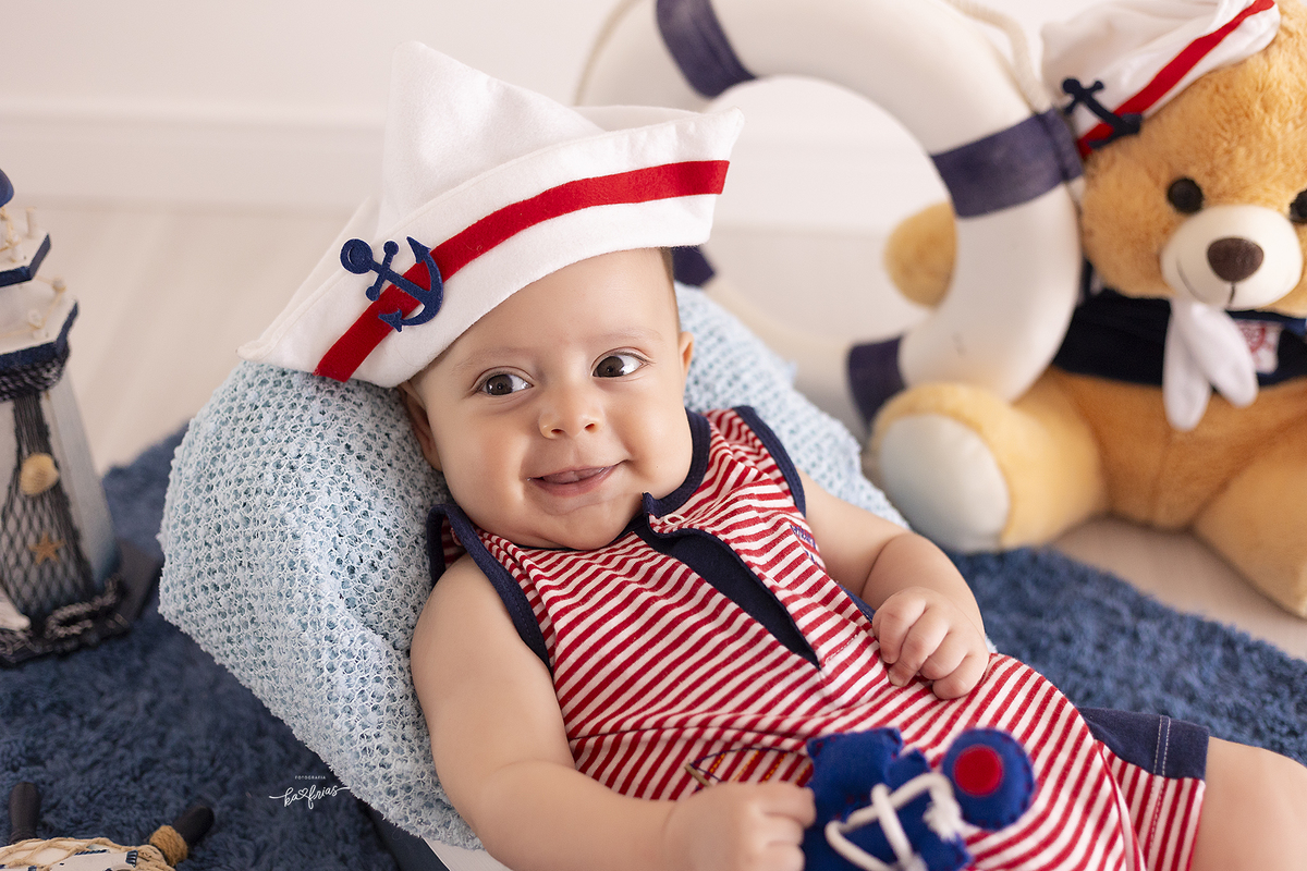 o menino sorri para a fotografa de bebes de caxias do sul, ka frias