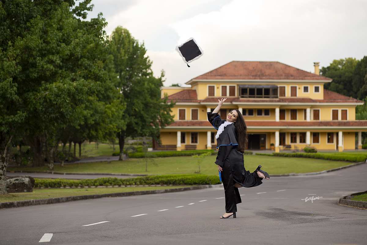 a formanda joga o capelo para cima