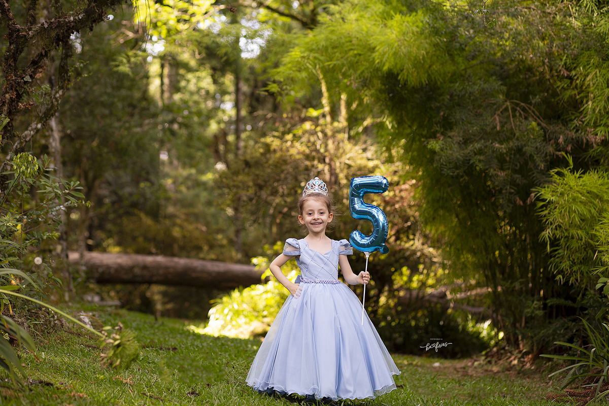 a menina sorri para a fotografa de crianças de caxias do sul, ka frias