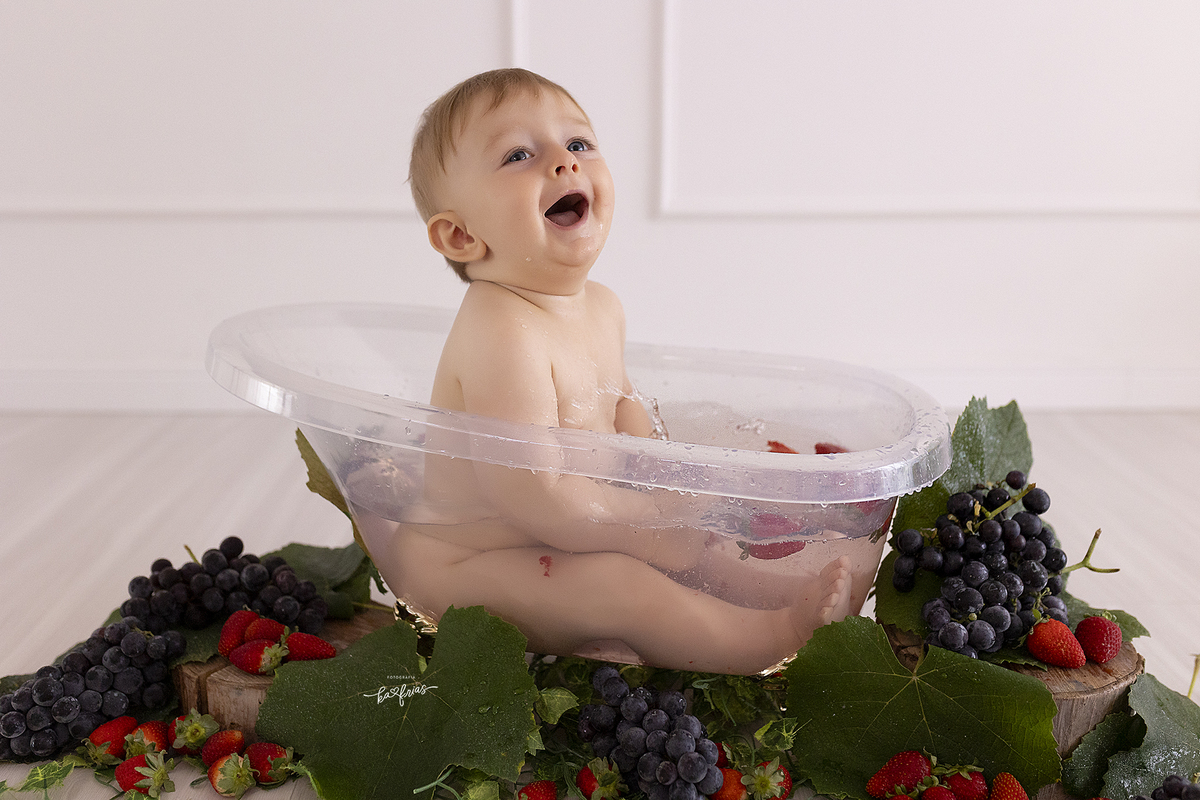 no ensaio de banheira o bebe sorri