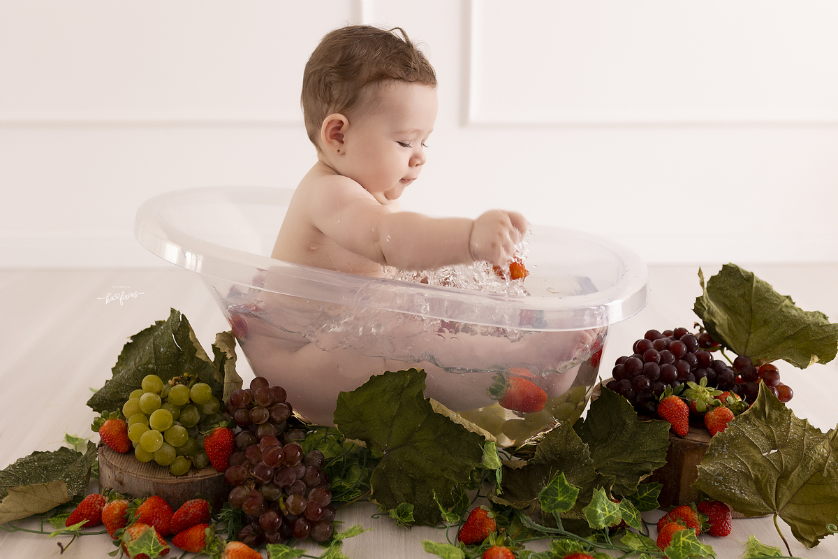 a bebe brinca na agua nas fotos mensais