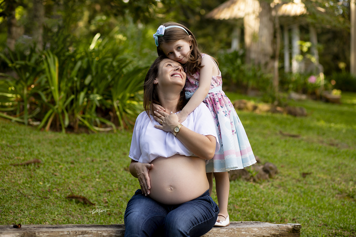 a gestante olha para a filha menor