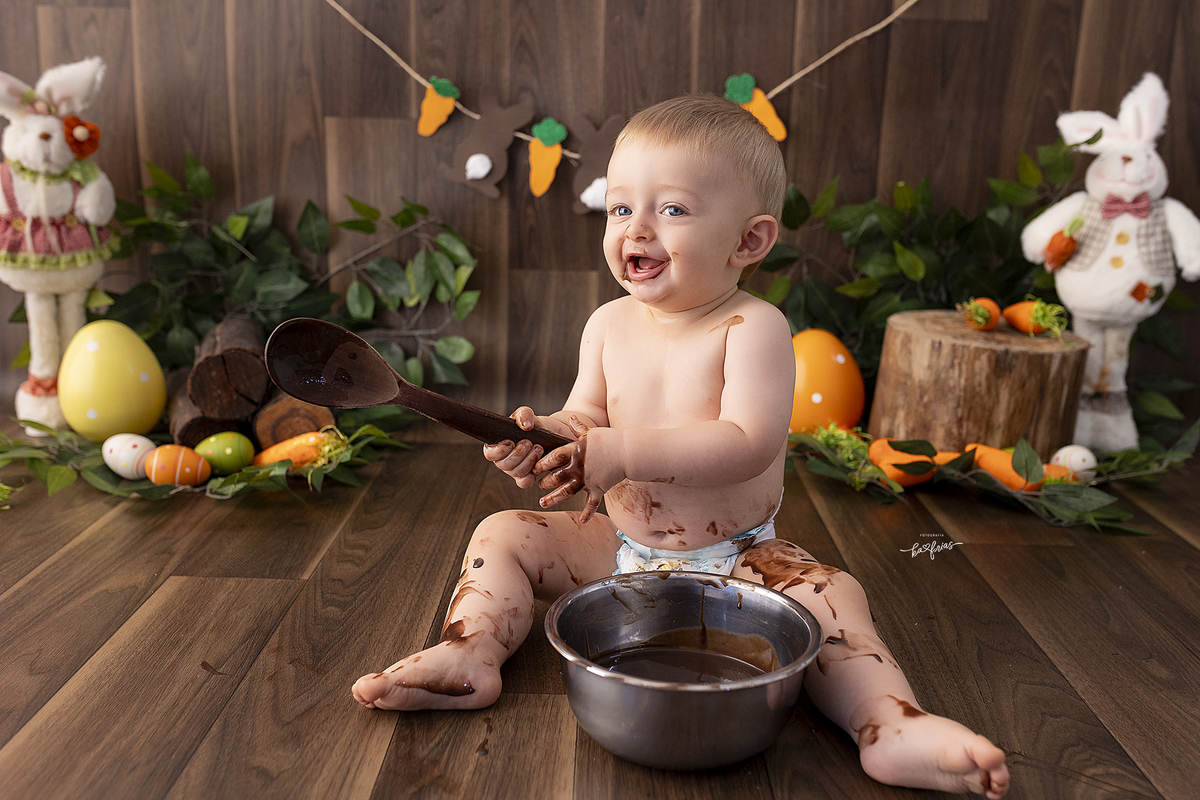 a fotografa de bebes de caxias do sul, deu chocolate para o bebe