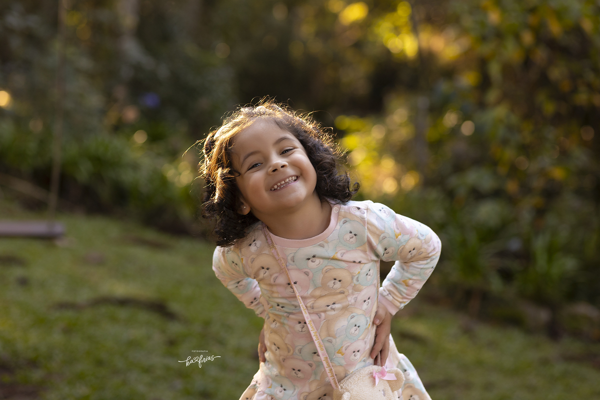 a menina sorri no ensaio externo