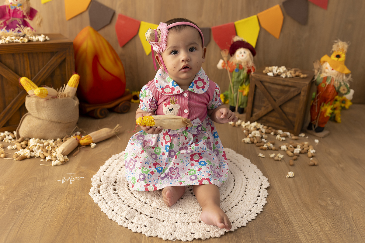 amenina esta vestida de caipira para as fotos mensais