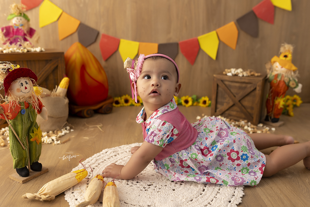 a bebe olha para a fotografa de bebes de caxias do sul, ka frias